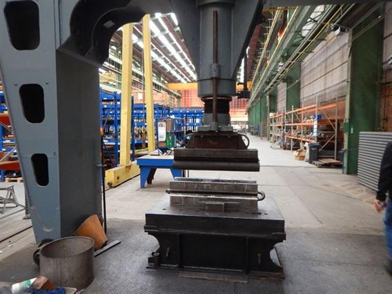 Nieland 300 ton dish end forming press