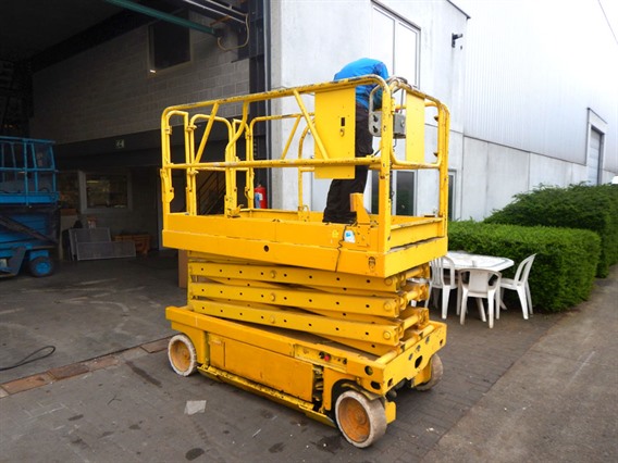 Grove scissor lift