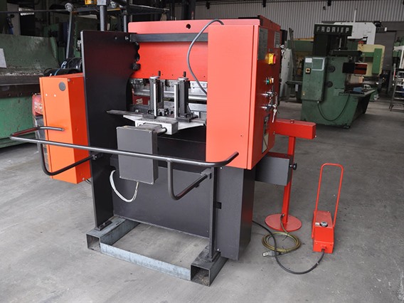 Amada Promecam IT 25 ton x 1250 mm CNC