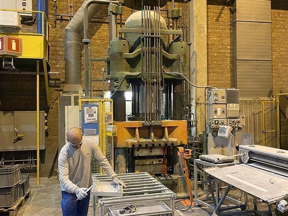 HL 1000 ton 4 column press