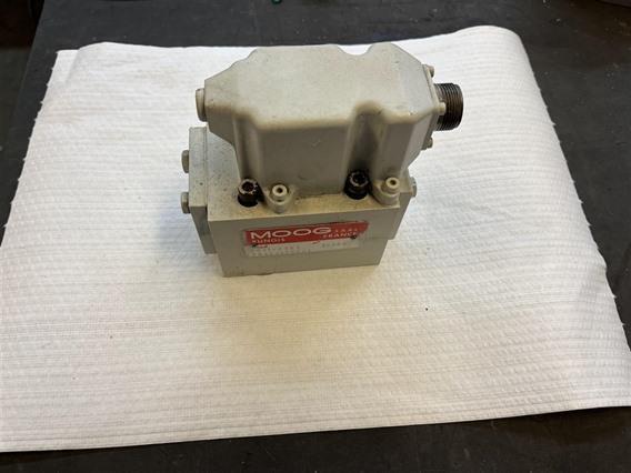 MOOG D631-236C servo control valve