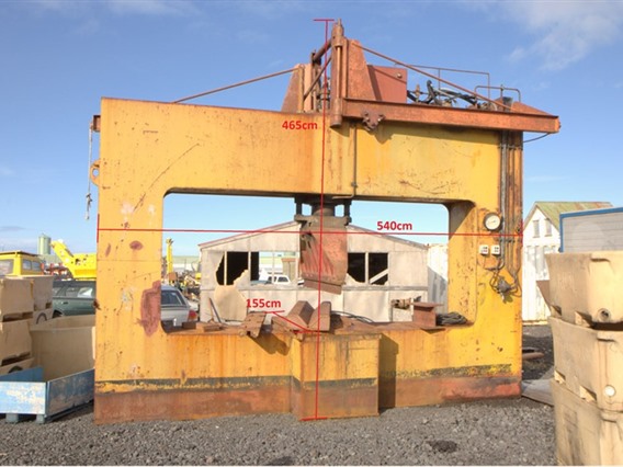 Bauer 400 ton Dish end forming press