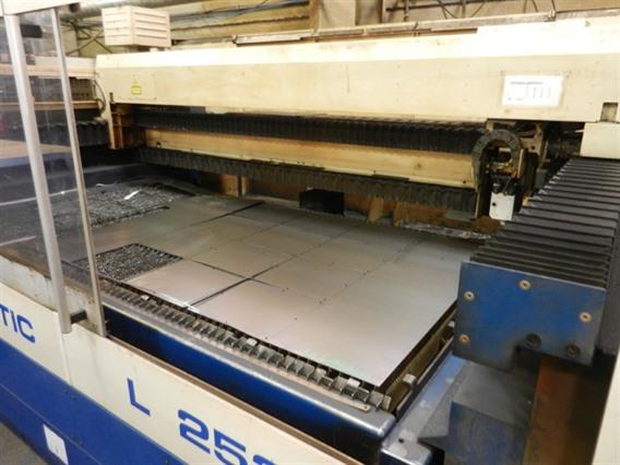 Trumpf L2530 1250 x 2500 mm 2,4 kW