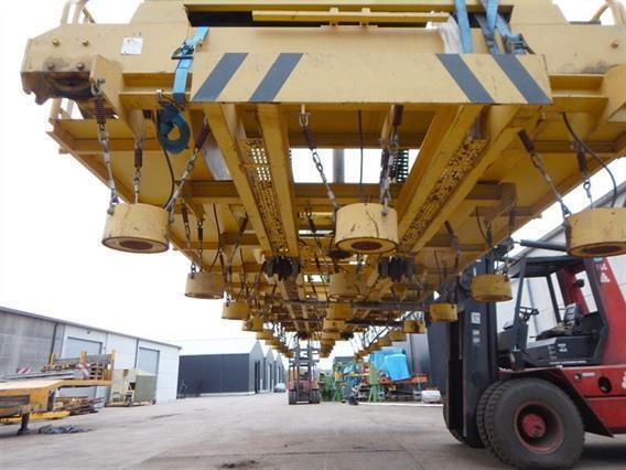 Fimec crane with magnetic plate hoist 15 ton x 12 500 mm
