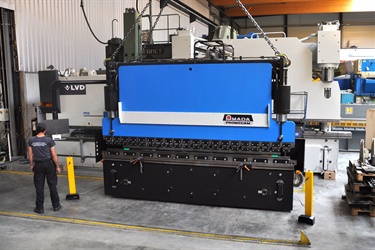 Amada 200 ton pressbrake with new 2D touch control